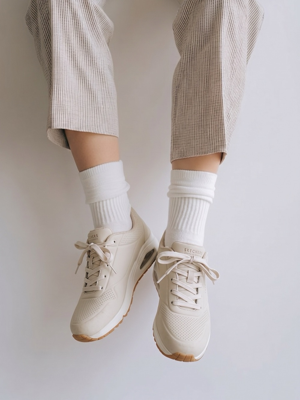 Sketchers. Running shoes , beige